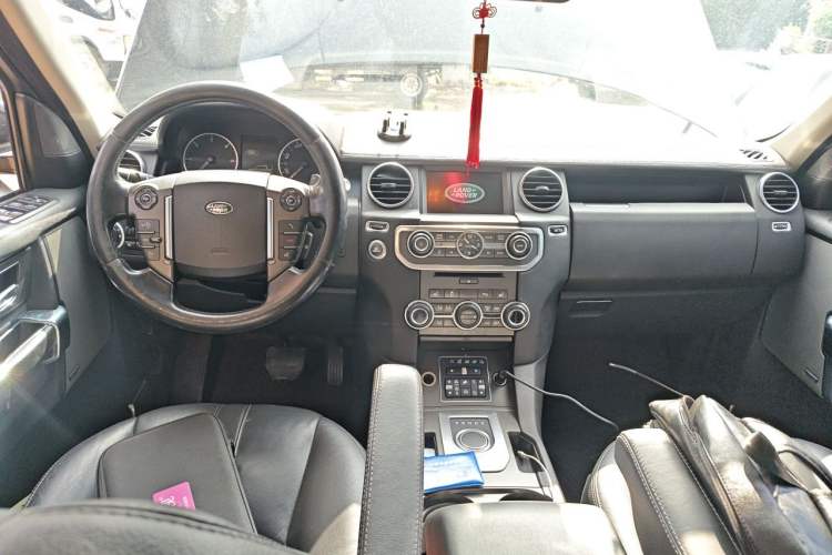 Used Land Rover Discovery 2014 3.0 SDV6 HSE Diesel Edition Center Console