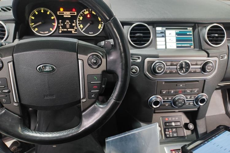 Used Land Rover Discovery 2014 3.0 SC V6 SE Center Console