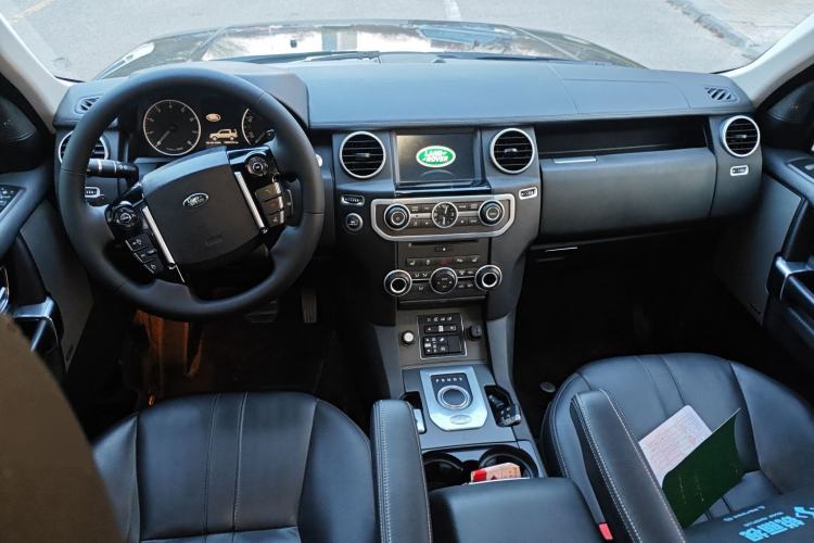 Used Land Rover Discovery 2014 3.0 SC V6 SE Center Console
