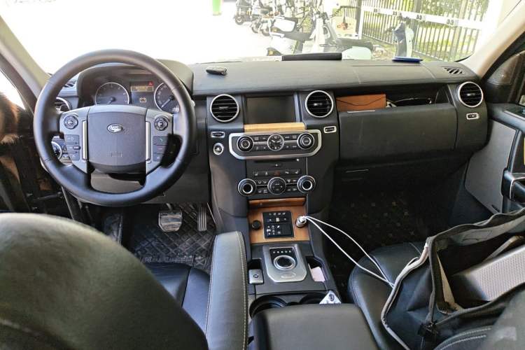 Used Land Rover Discovery  Center Console