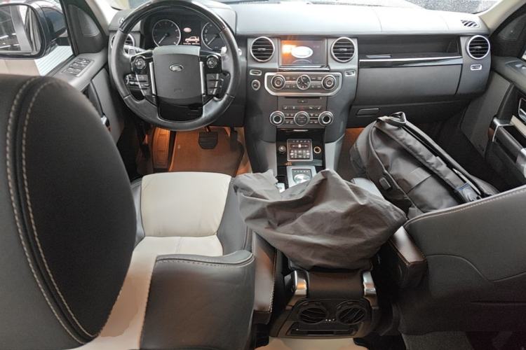 Used Land Rover Discovery 2014 3.0 SC V6 XXV Edition Center Console