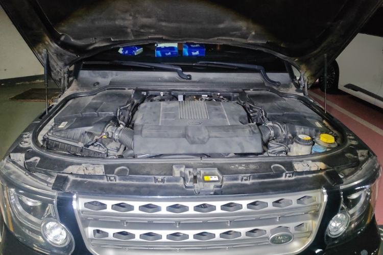 Used Land Rover Discovery 2014 3.0 SC V6 SE Engine Bay