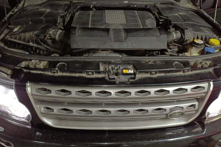Used Land Rover Discovery 2014 3.0 SC V6 SE Engine Bay