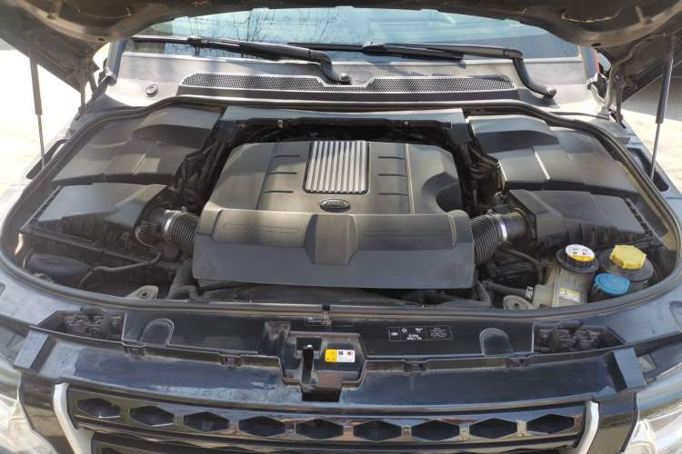 Used Land Rover Discovery 2014 3.0 SC V6 HSE Luxury Engine Bay