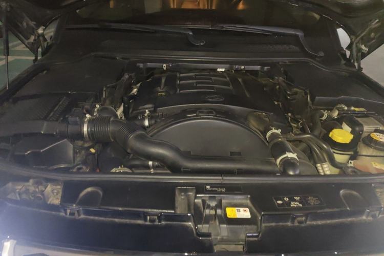Used Land Rover Discovery 2014 3.0 SDV6 HSE Diesel Edition Engine Bay