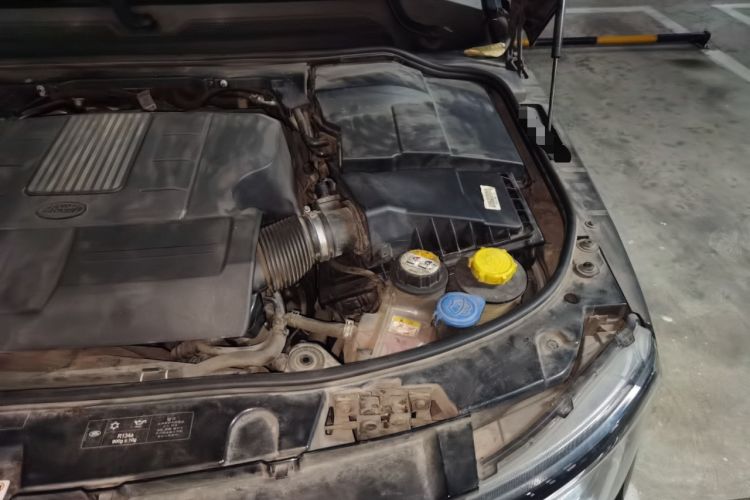 Used Land Rover Discovery 2014 3.0 SC V6 HSE Engine Bay Left