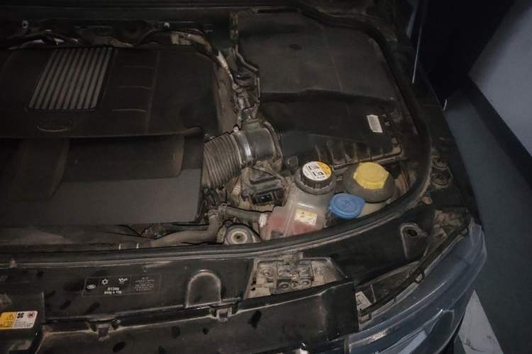 Used Land Rover Discovery 2014 3.0 SC V6 HSE Luxury Engine Bay Left