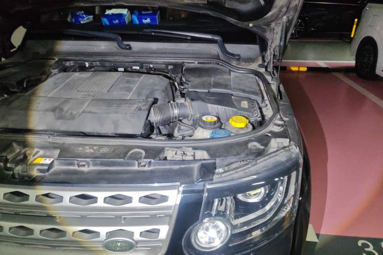 Used Land Rover Discovery 2014 3.0 SC V6 SE Engine Bay Left