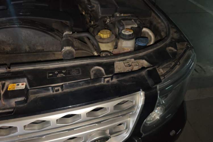 Used Land Rover Discovery 2014 3.0 SDV6 HSE Diesel Edition Engine Bay Left