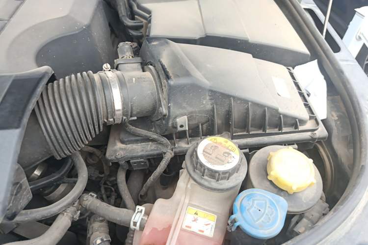 Used Land Rover Discovery 2014 3.0 SC V6 SE Engine Bay Left