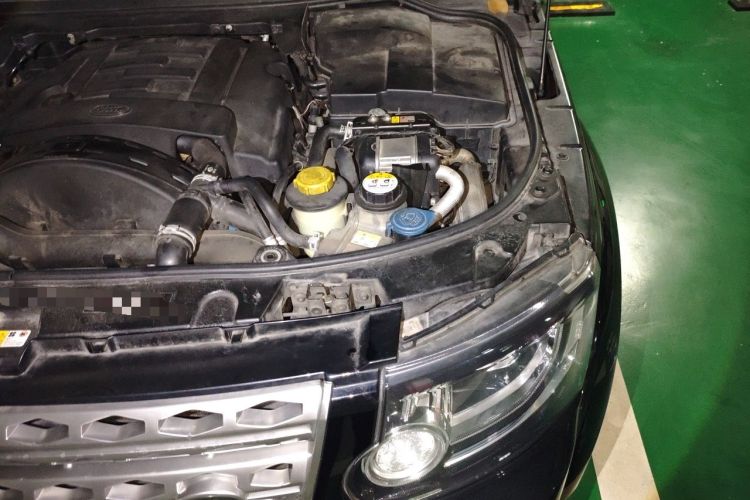 Used Land Rover Discovery 2014 3.0 SDV6 HSE Diesel Edition Engine Bay Left