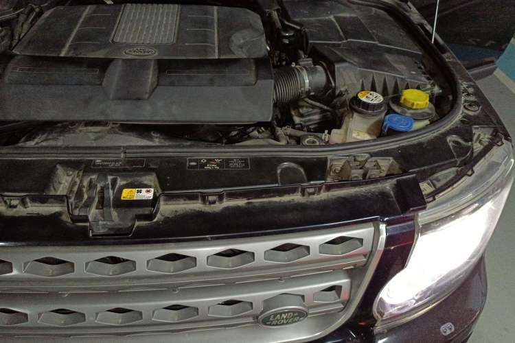 Used Land Rover Discovery 2014 3.0 SC V6 SE Engine Bay Left