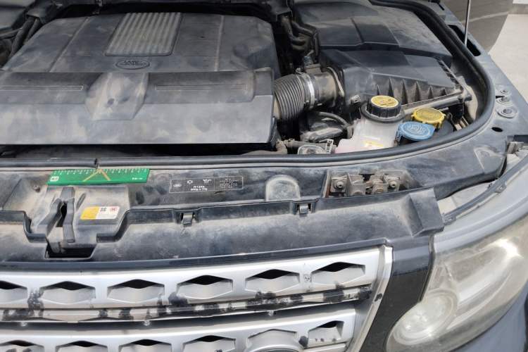 Used Land Rover Discovery 2014 3.0 SC V6 HSE Engine Bay Left