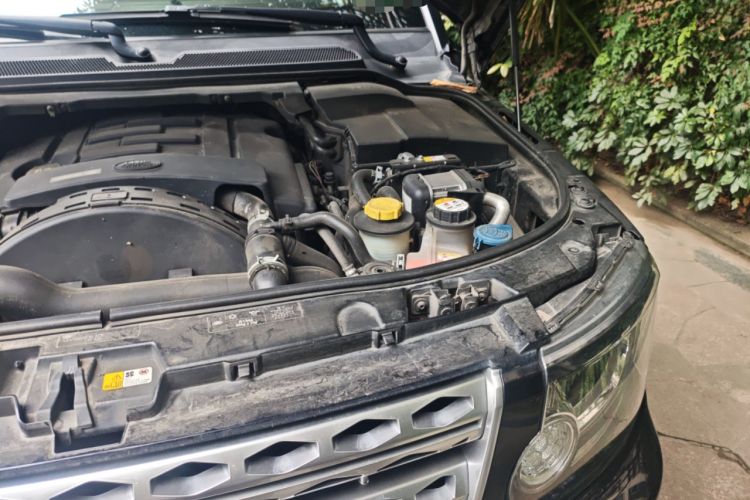 Used Land Rover Discovery 2014 3.0 SDV6 HSE Diesel Edition Engine Bay Left