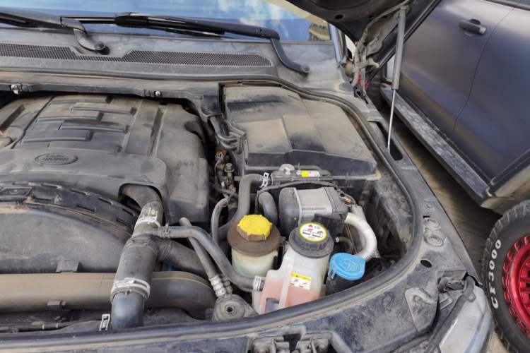 Used Land Rover Discovery 2014 3.0 SDV6 HSE Diesel Edition Engine Bay Left