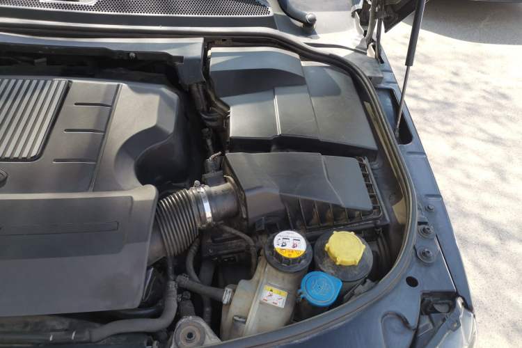 Used Land Rover Discovery 2014 3.0 SC V6 HSE Luxury Engine Bay Left