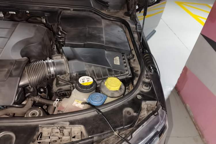 Used Land Rover Discovery 2014 3.0 SC V6 SE Engine Bay Left