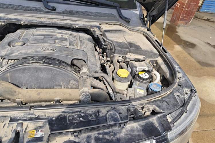Used Land Rover Discovery 2014 3.0 SDV6 HSE Diesel Edition Engine Bay Left