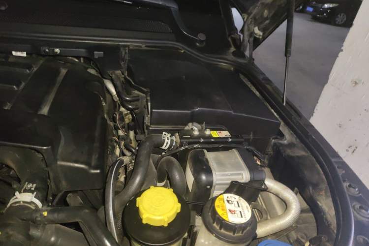 Used Land Rover Discovery 2014 3.0 SDV6 HSE Diesel Edition Engine Bay Left