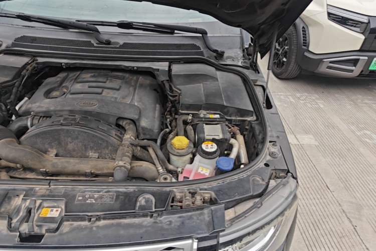 Used Land Rover Discovery 2014 3.0 SDV6 HSE Diesel Edition Engine Bay Left