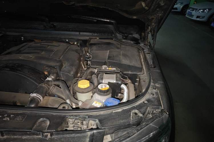 Used Land Rover Discovery 2014 3.0 SDV6 HSE Diesel Edition Engine Bay Left
