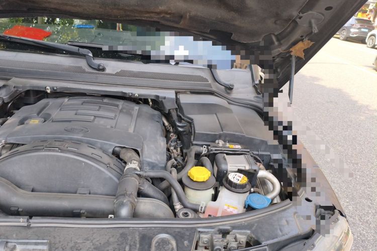 Used Land Rover Discovery 2014 3.0 SDV6 HSE Diesel Edition Engine Bay Left