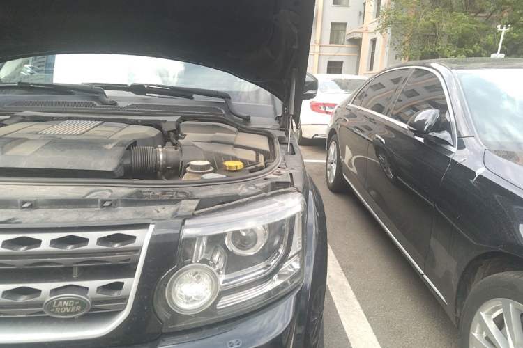 Used Land Rover Discovery 2014 3.0 SC V6 XXV Edition Engine Bay Left