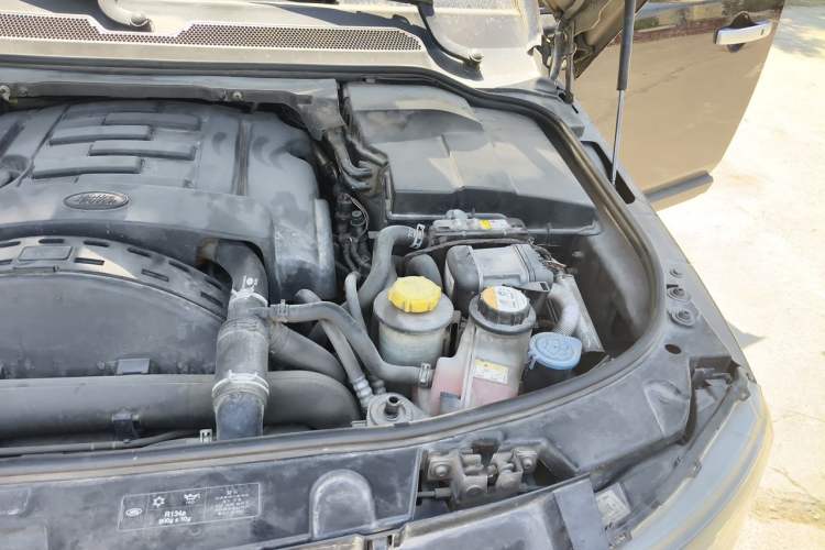 Used Land Rover Discovery 2014 3.0 SDV6 HSE Diesel Edition Engine Bay Left