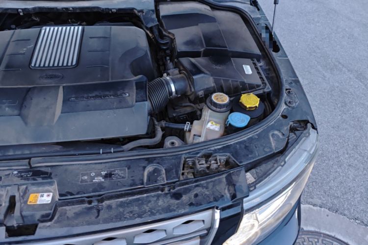 Used Land Rover Discovery 2014 3.0 SC V6 SE Engine Bay Left