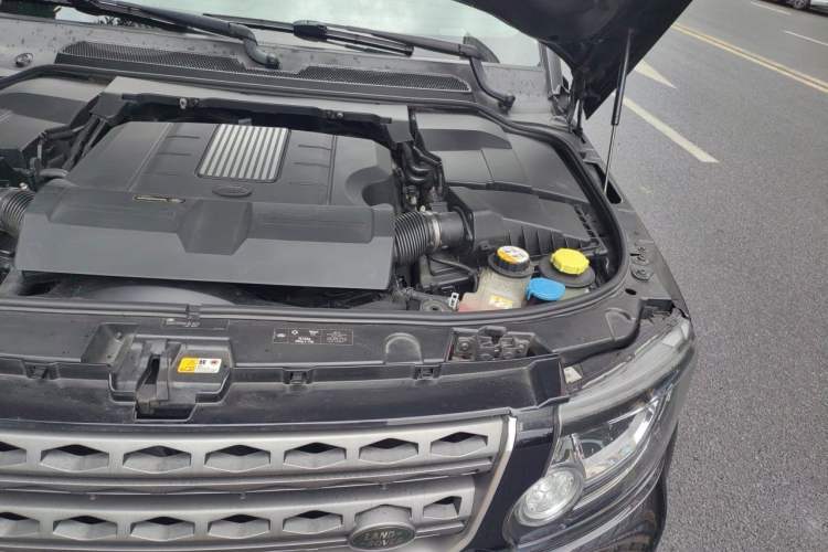 Used Land Rover Discovery 2014 3.0 SC V6 HSE Luxury Engine Bay Left