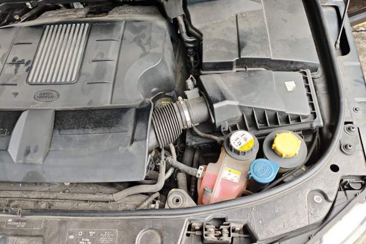 Used Land Rover Discovery 2014 3.0 SC V6 HSE Engine Bay Left
