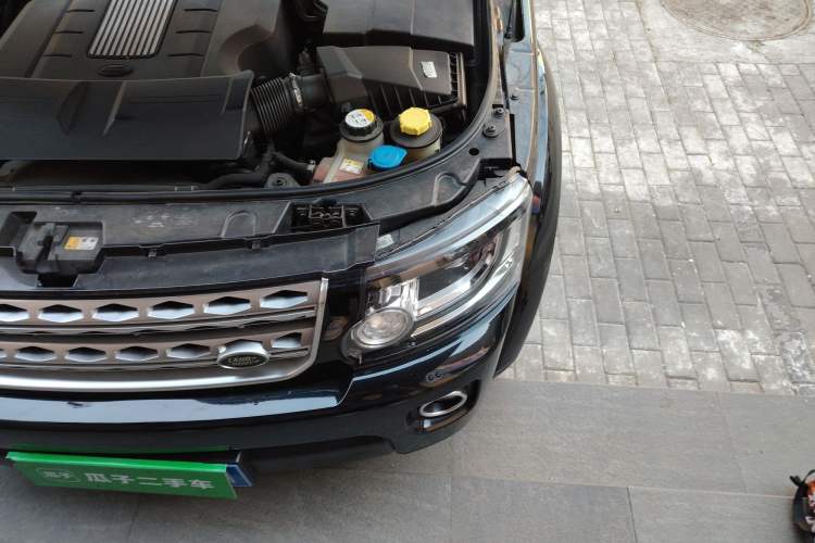 Used Land Rover Discovery 2014 3.0 SC V6 HSE Engine Bay Left