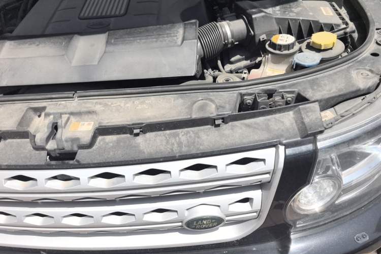 Used Land Rover Discovery 2014 3.0 SC V6 SE Engine Bay Left