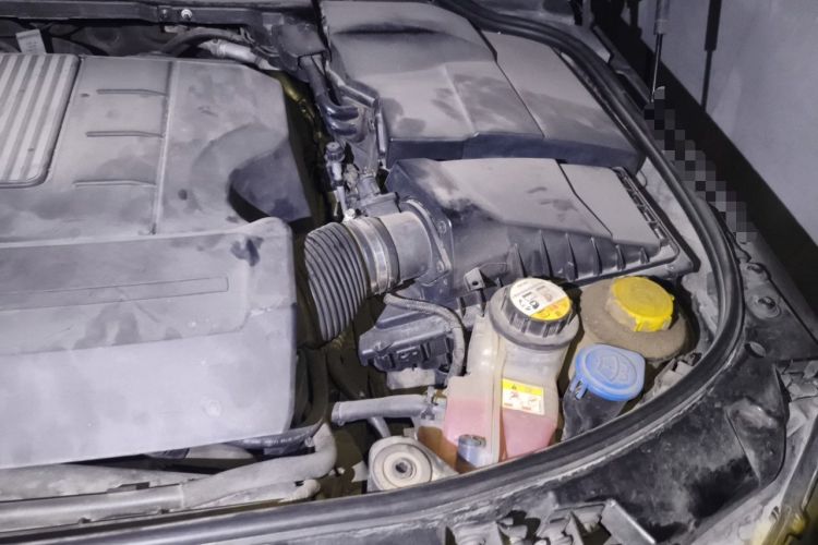 Used Land Rover Discovery 2014 3.0 SC V6 SE Engine Bay Left