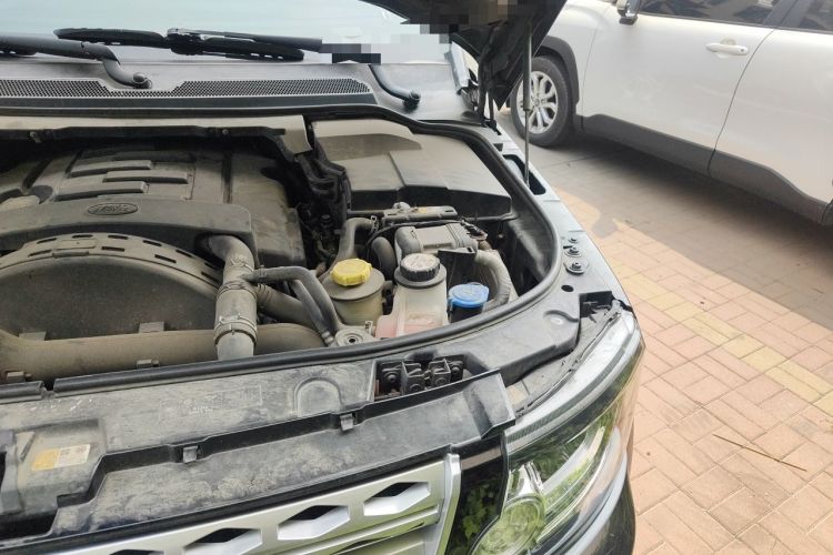 Used Land Rover Discovery 2014 3.0 SDV6 HSE Diesel Edition Engine Bay Left