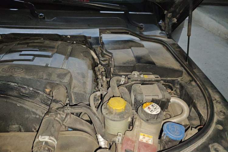 Used Land Rover Discovery 2014 3.0 SDV6 HSE Diesel Edition Engine Bay Left