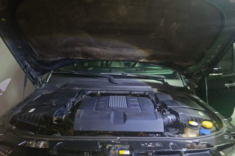 Used Land Rover Discovery 2014 3.0 SC V6 HSE Luxury Engine Bay