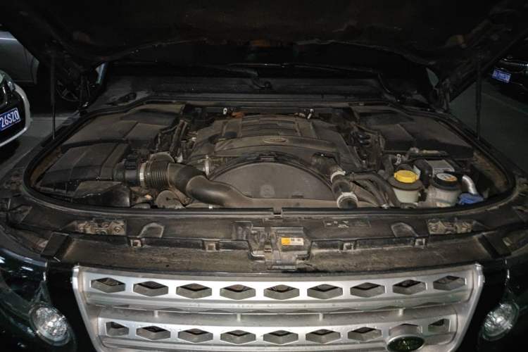 Used Land Rover Discovery 2014 3.0 SDV6 HSE Diesel Edition Engine Bay