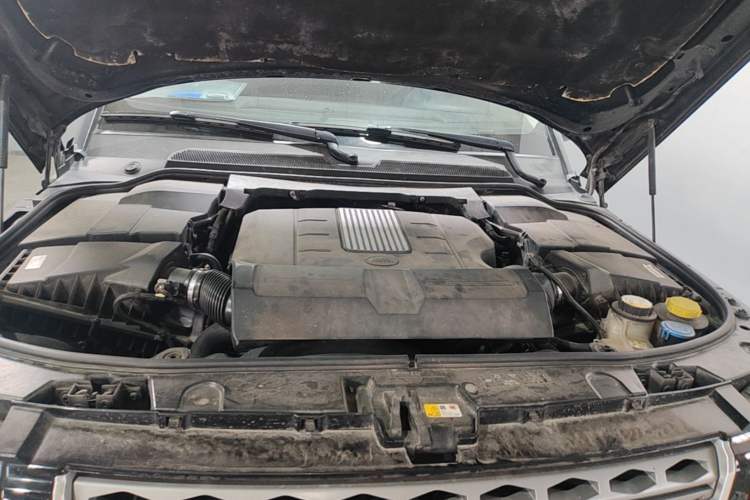 Used Land Rover Discovery 2014 3.0 SC V6 SE Engine Bay