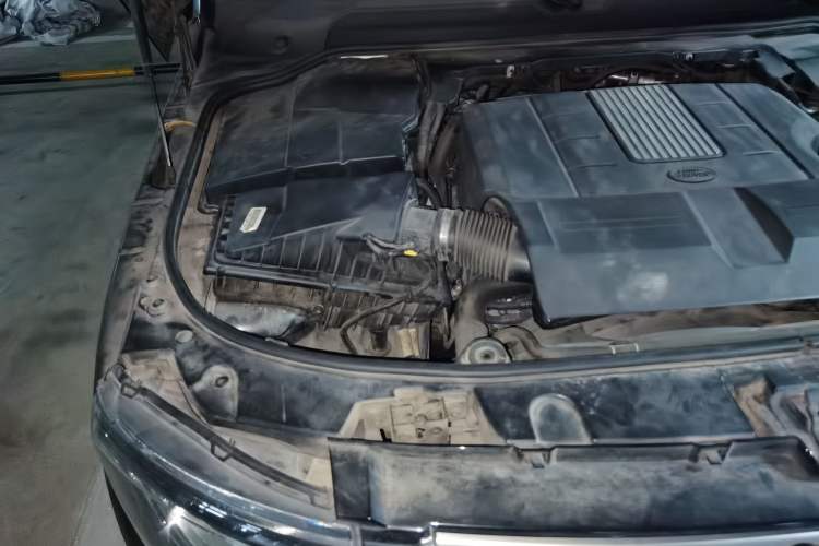 Used Land Rover Discovery 2014 3.0 SC V6 HSE Engine Bay Right
