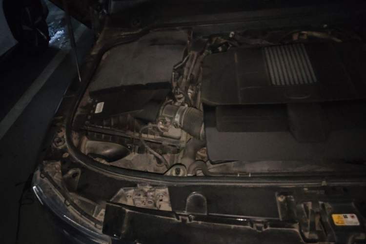 Used Land Rover Discovery 2014 3.0 SC V6 HSE Luxury Engine Bay Right