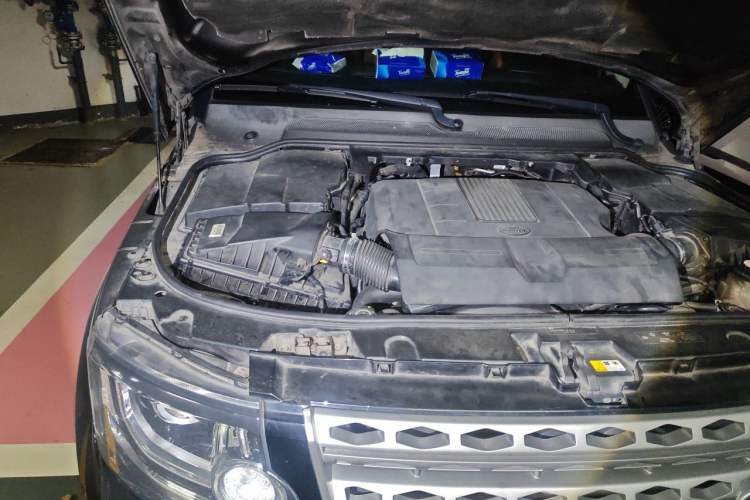Used Land Rover Discovery 2014 3.0 SC V6 SE Engine Bay Right