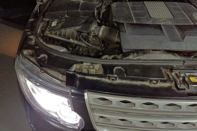 Used Land Rover Discovery 2014 3.0 SC V6 SE Engine Bay Right