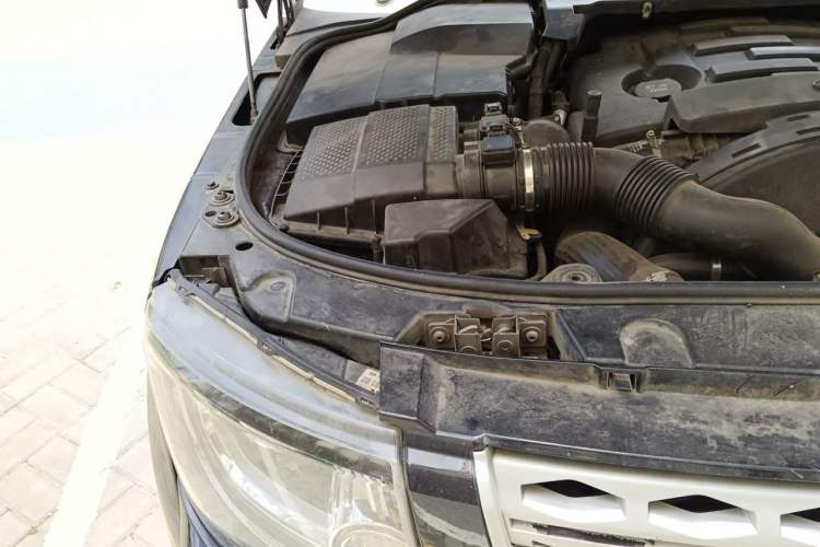 Used Land Rover Discovery 2014 3.0 SDV6 HSE Diesel Edition Engine Bay Right