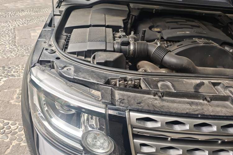 Used Land Rover Discovery 2014 3.0 SDV6 HSE Diesel Edition Engine Bay Right