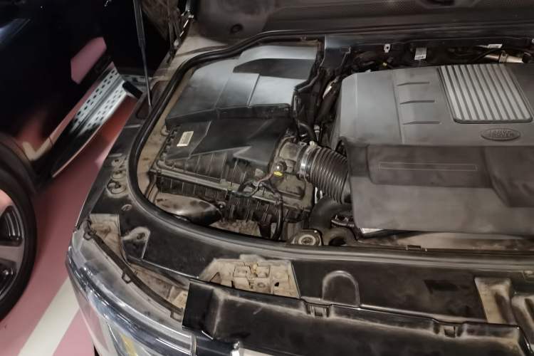 Used Land Rover Discovery 2014 3.0 SC V6 SE Engine Bay Right