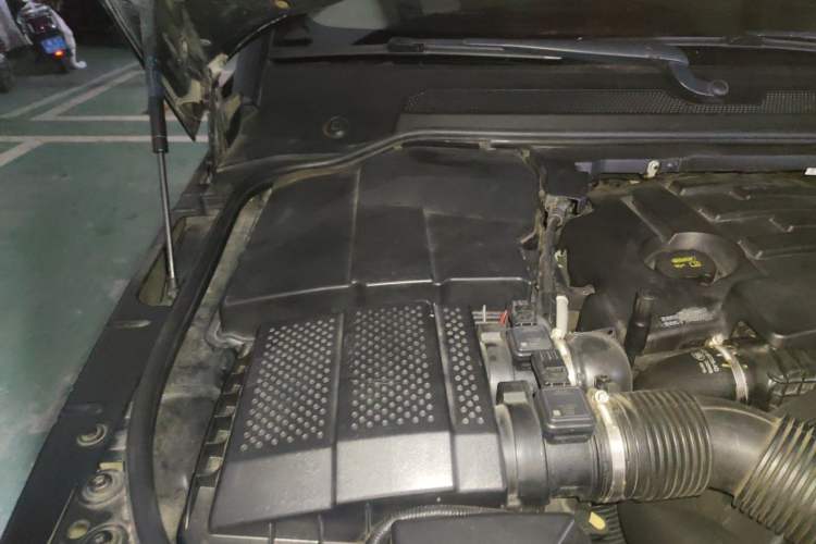 Used Land Rover Discovery 2014 3.0 SDV6 HSE Diesel Edition Engine Bay Right