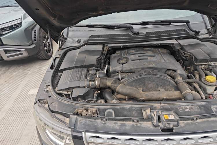 Used Land Rover Discovery 2014 3.0 SDV6 HSE Diesel Edition Engine Bay Right