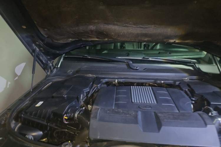 Used Land Rover Discovery 2014 3.0 SC V6 HSE Luxury Engine Bay Right