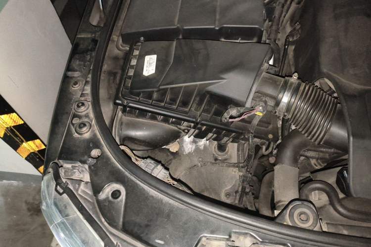 Used Land Rover Discovery 2014 3.0 SC V6 SE Engine Bay Right